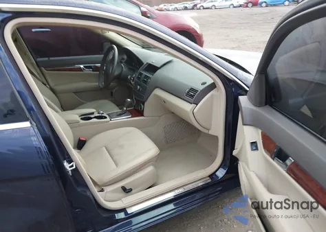 2011 Mercedes-Benz C 300 Luxury 4Matic z USA, uszkodzony, nr VIN WDDGF8BB5BR163208